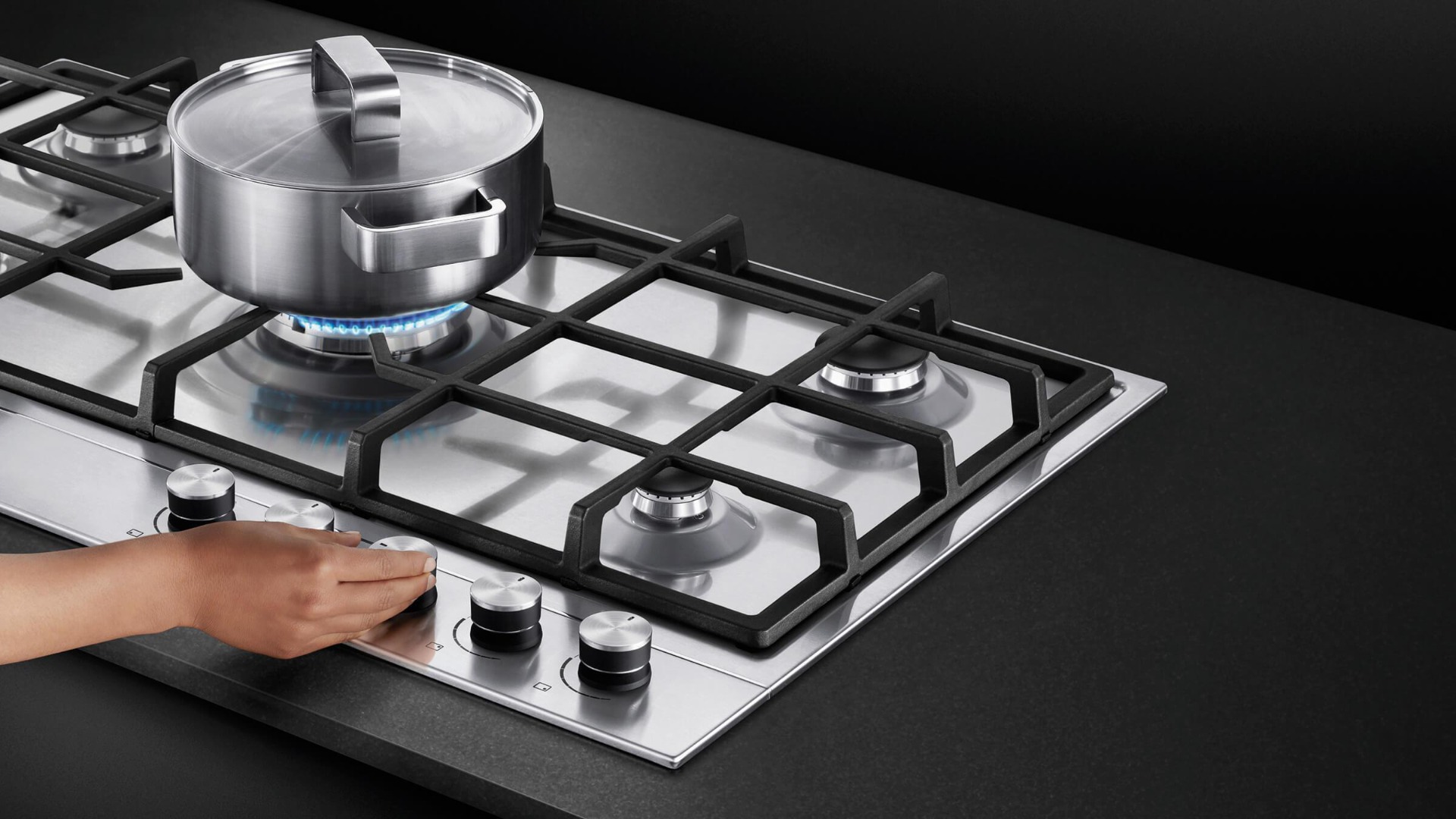 Fisher + Paykel CG905DNGX1 As part of a modular family of kitchen appliances this 90cm 5 Burner Gas